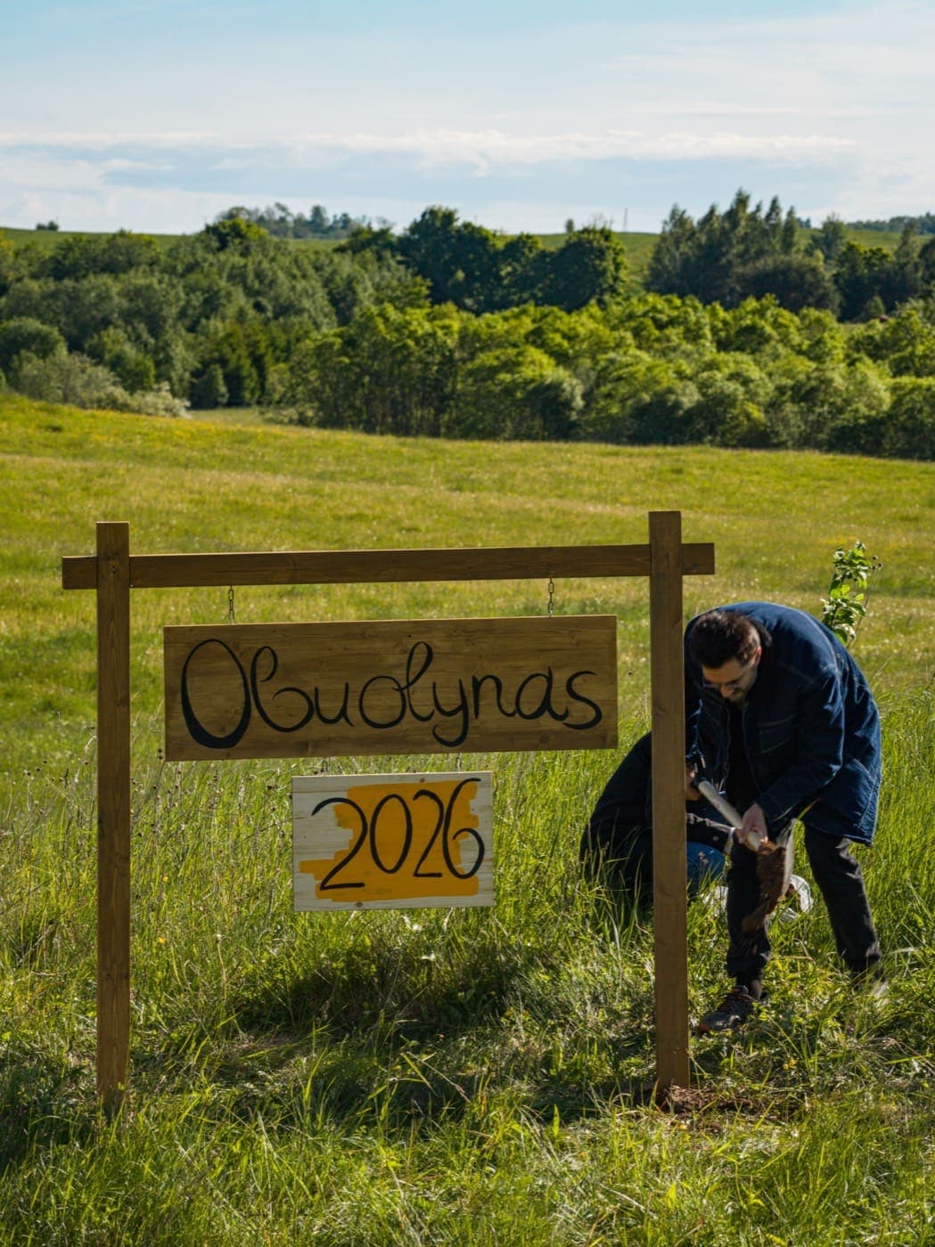Pirmosios obels sodinimas prie ženklo „Obuolynas 2026“