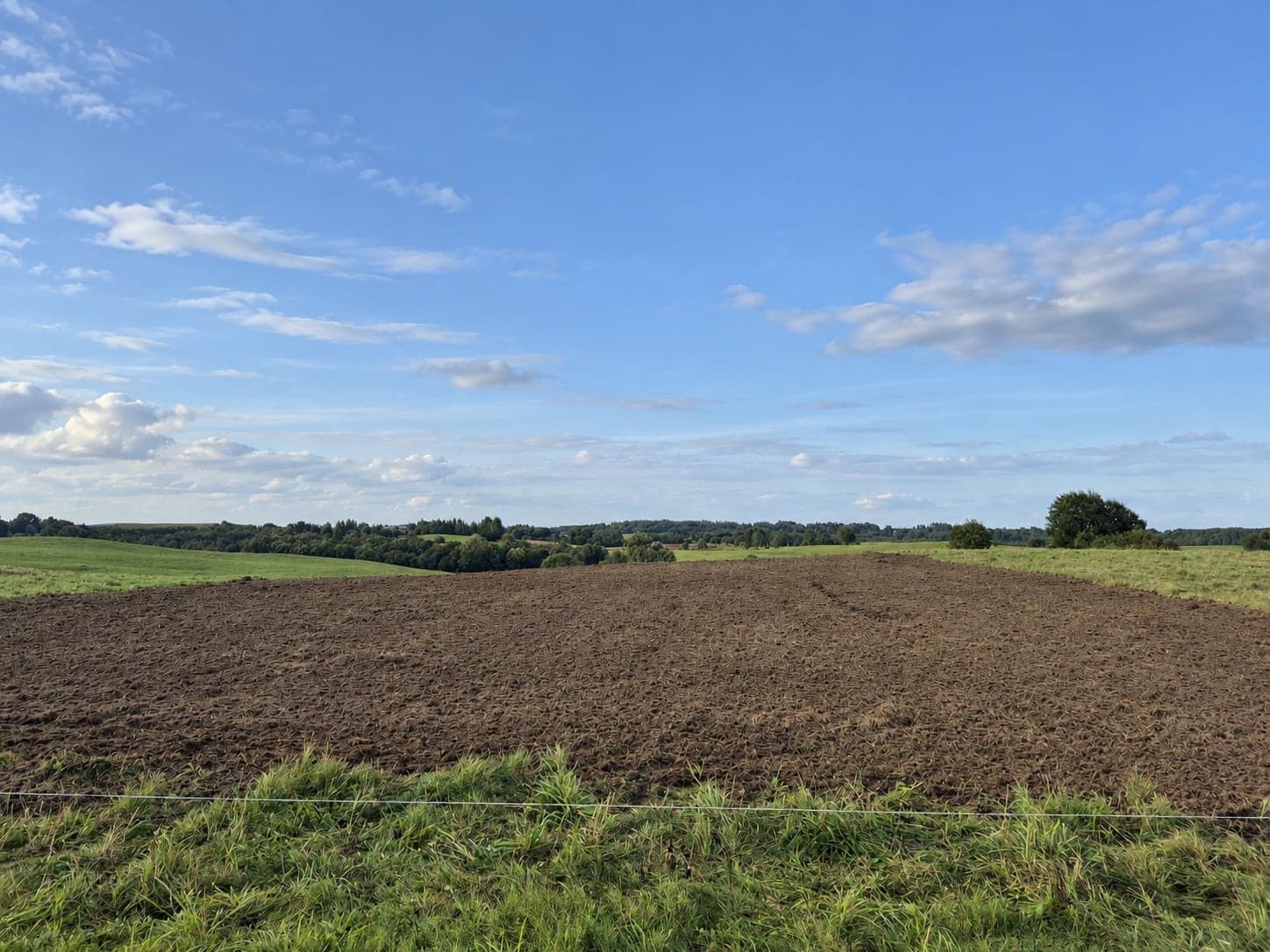 Paruošta, sufrezuota Obuolyno žemė Molėtų kalvose