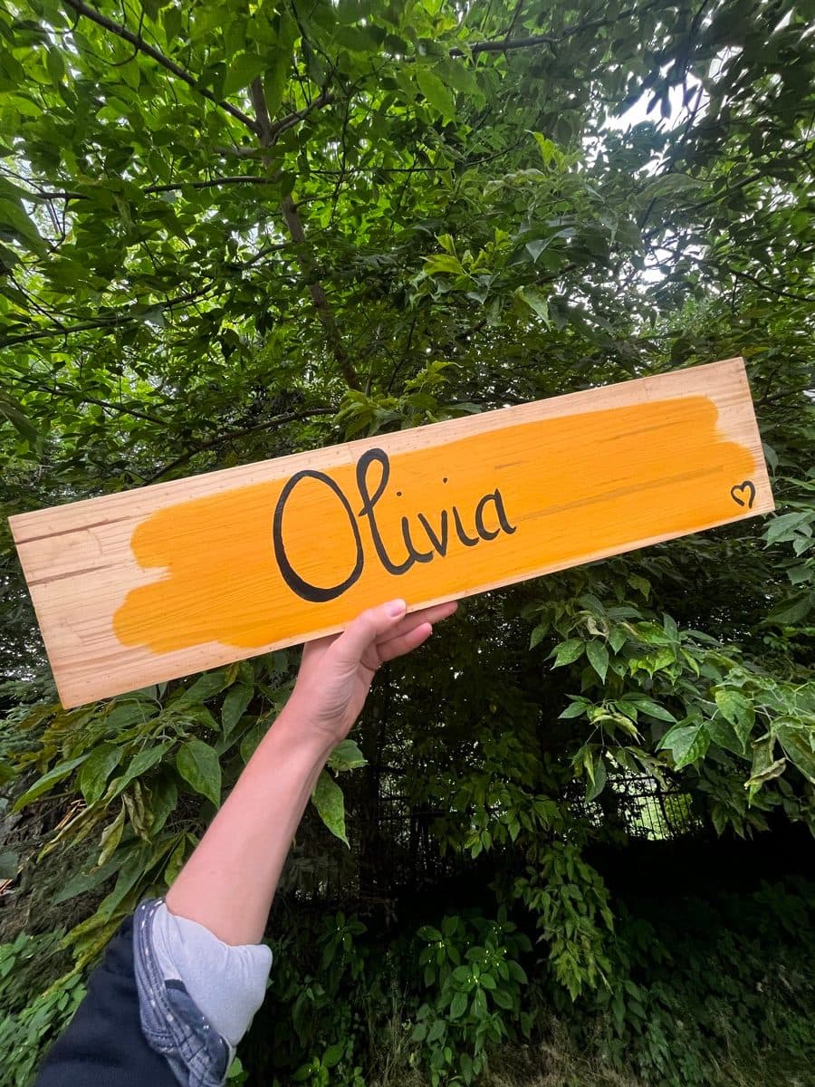 Medinė vardo lentelė „Olivia“ Obuolyno sode